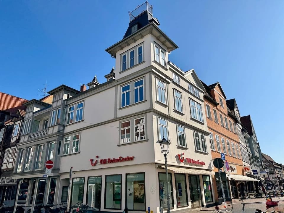 Hier wohnst du mitten in der malerischen Altstadt von Celle – in einem denkmalgeschützten Gebäude aus der Mitte des 19. Jahrhunderts. Ein Steinwurf vom historischen Rathaus und nur wenige Gehminuten zum Celler Schloss entfernt.