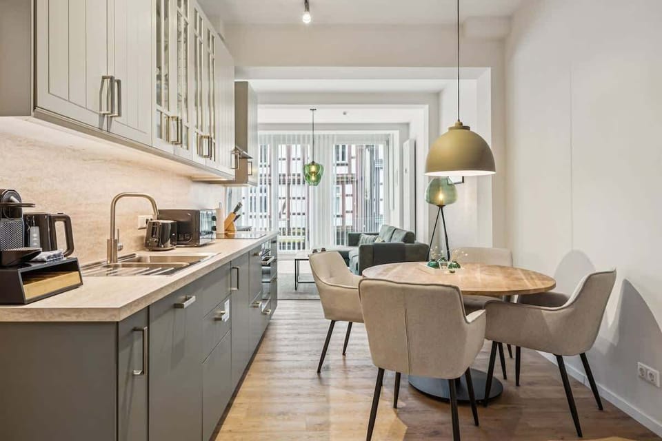 Kochen wie zuhause – mit viel Arbeitsfläche, cleverem Stauraum und hochwertigen Geräten in modernem Design.