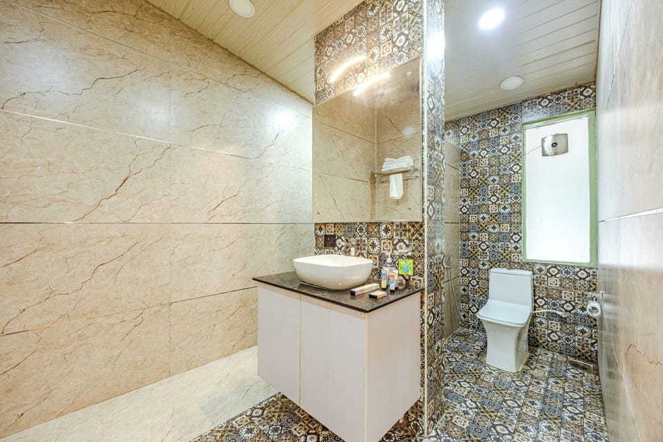Premium Room, Courtyard View | Bathroom | Shower, rainfall showerhead, free toiletries, towels