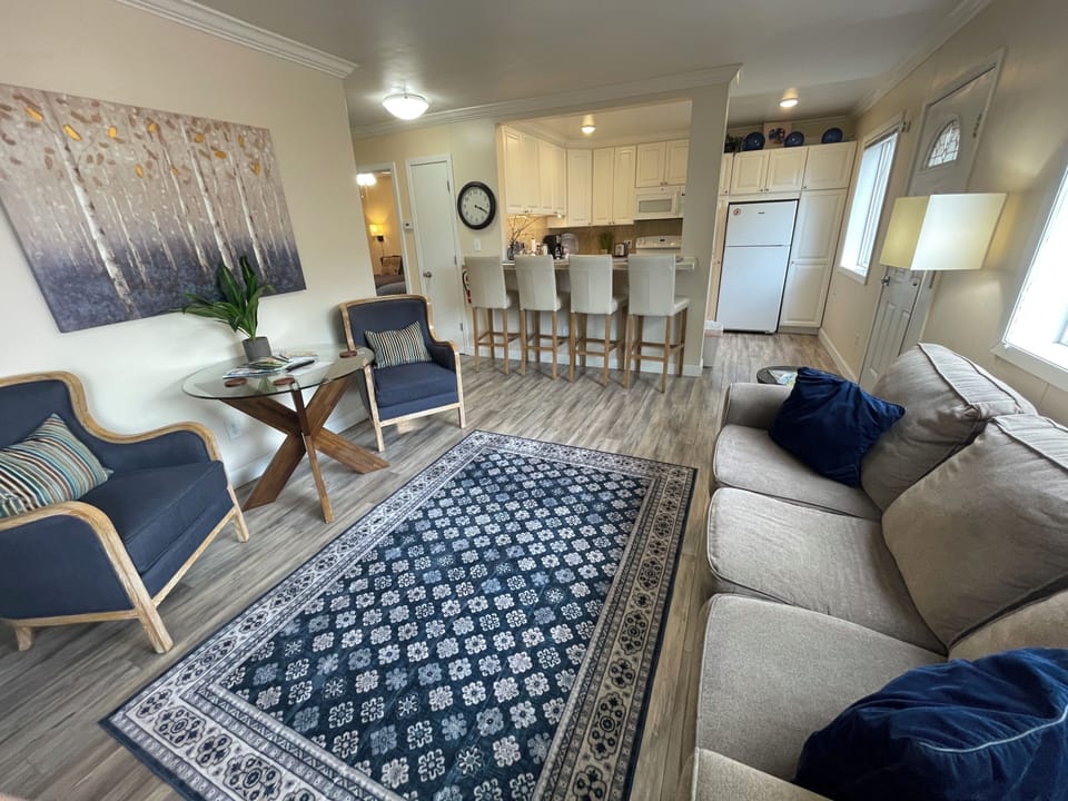 Private Apartment, 2 Bedroom, Full Kitchen, Ground Floor, Unit 1, Arctic Fox Vacation Rentals | Living area | Smart TV