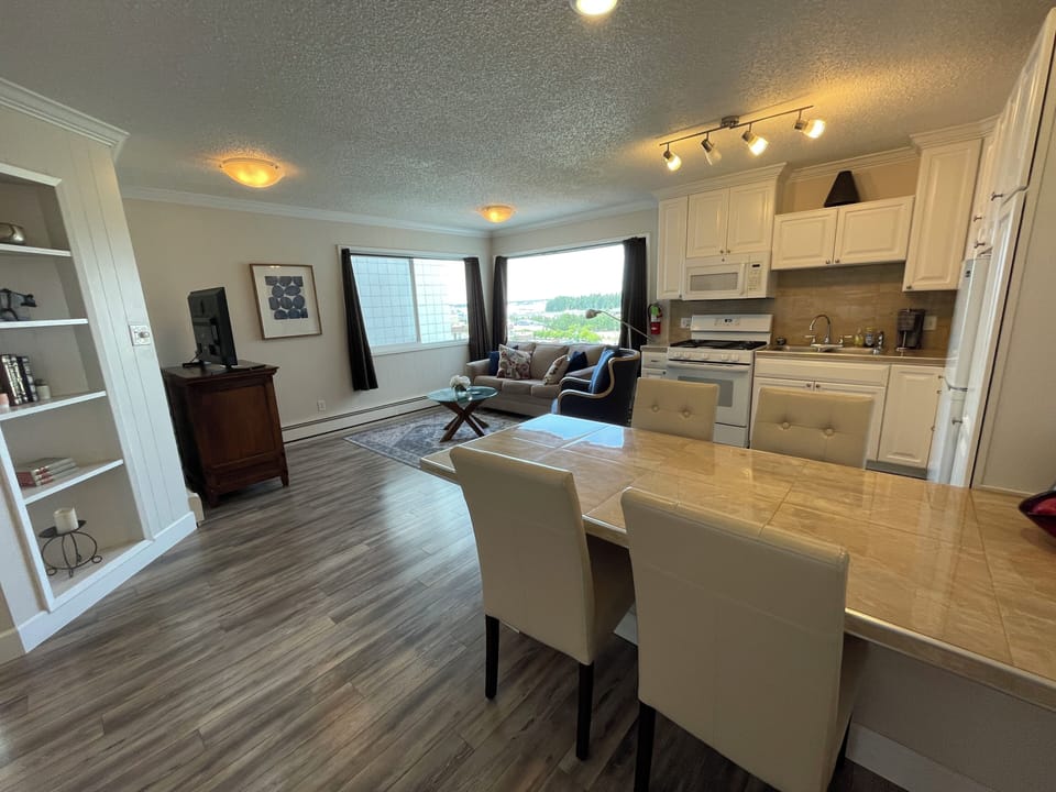 Private Apartment, 1 Bedroom, Full Kitchen, Unit 5, Arctic Fox Vacation Rentals | Living area | Smart TV