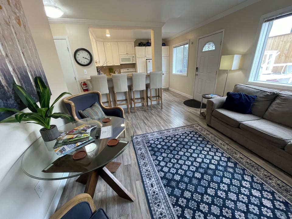 Private Apartment, 2 Bedroom, Full Kitchen, Ground Floor, Unit 1, Arctic Fox Vacation Rentals | Living area | Smart TV