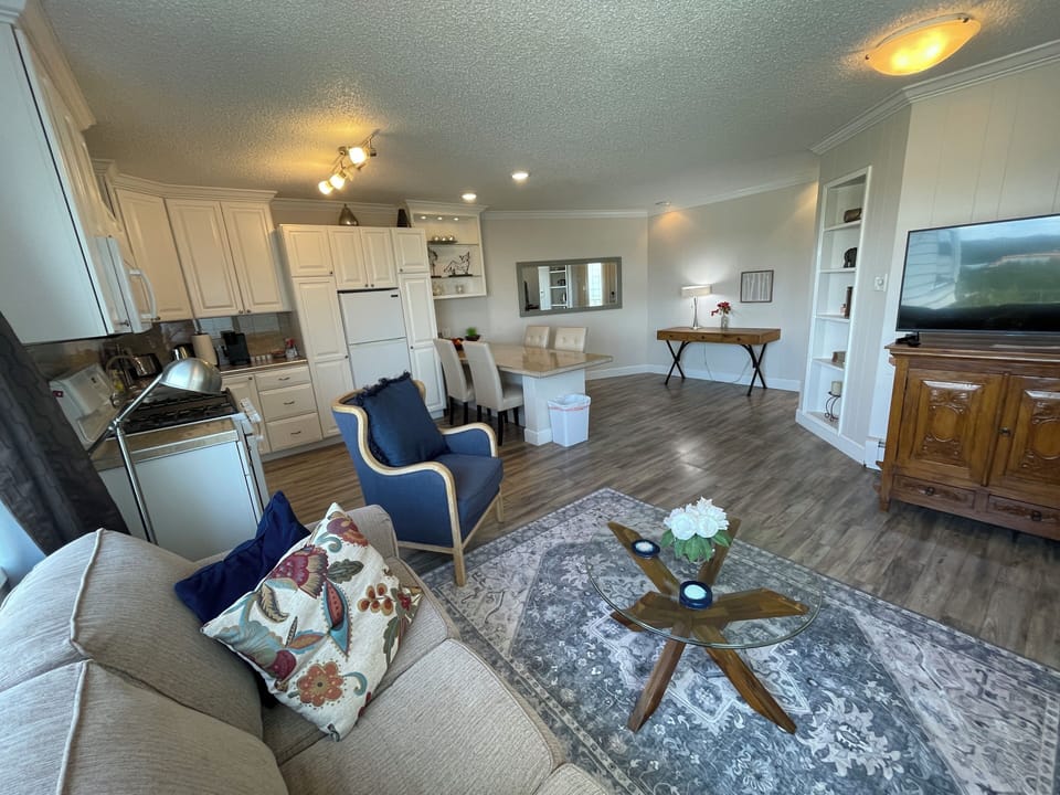 Private Apartment, 1 Bedroom, Full Kitchen, Unit 5, Arctic Fox Vacation Rentals | Living area | Smart TV
