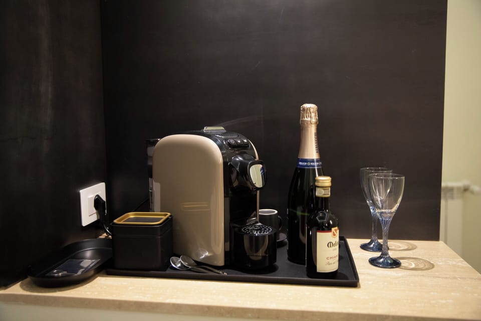Signature Triple Room | Coffee and/or coffee maker