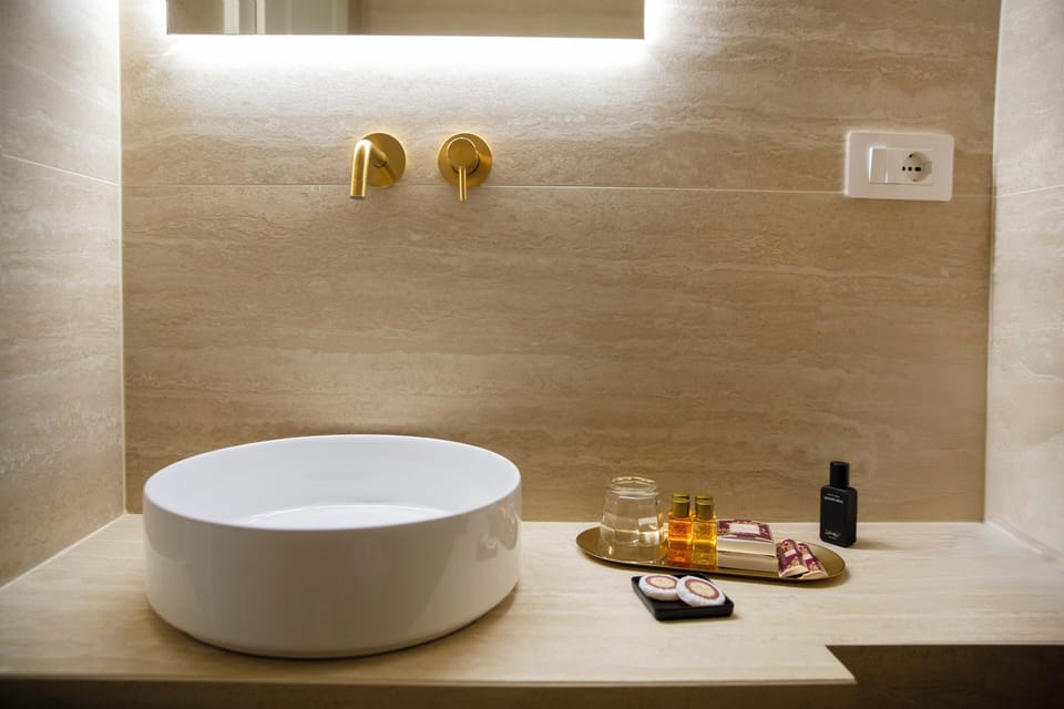 Deluxe Double Room | Bathroom | Shower, hair dryer, bidet, towels