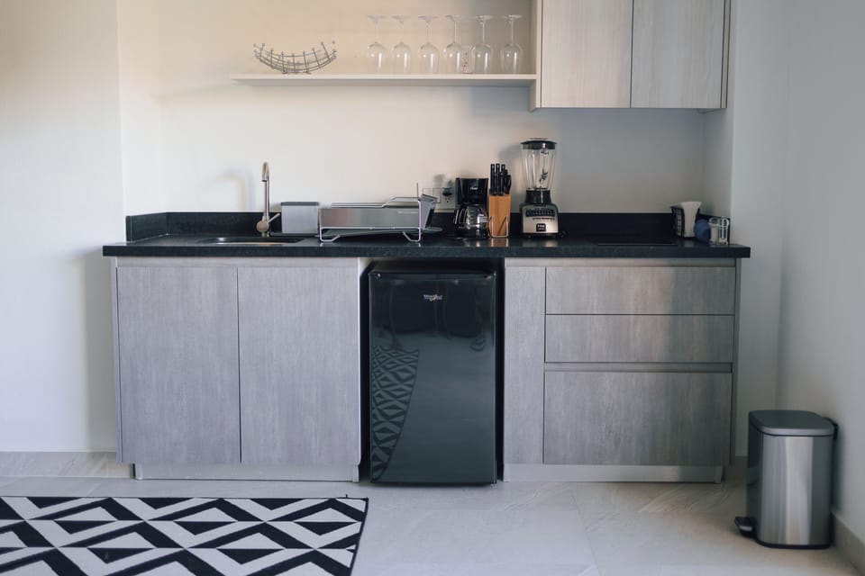 Comfort Condo, Balcony, Pool View | Private kitchen