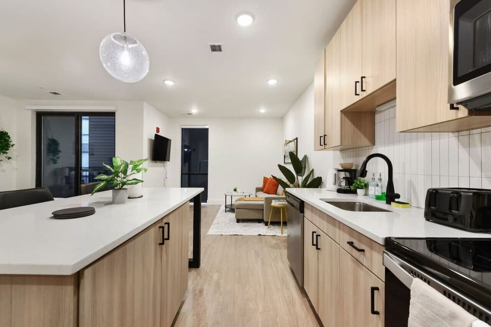 You’ll love the convenience of this fully equipped kitchen, where you can brew coffee, cook meals, or prepare snacks. The cozy layout and warm ambiance make cooking here a delightful part of your stay.