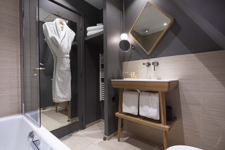 Suite | Bathroom | Free toiletries, hair dryer, towels