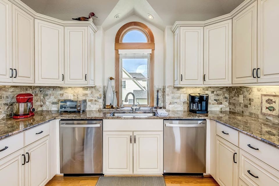 Top-Level Kitchen with Bar (seats 5)