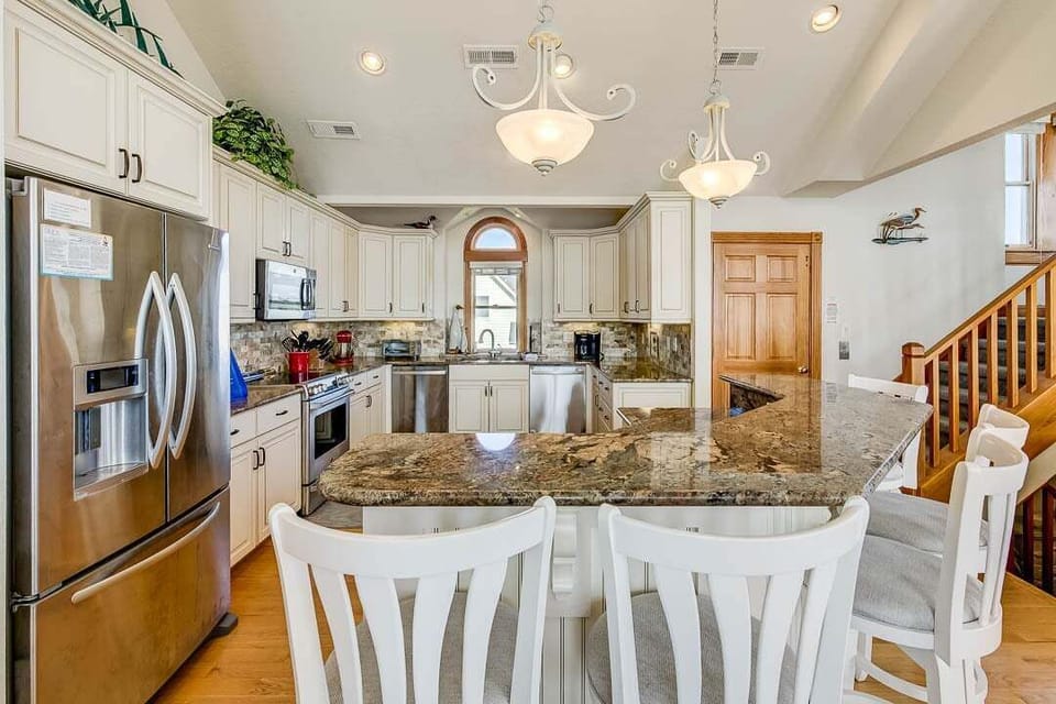 Top-Level Kitchen with Bar (seats 5)