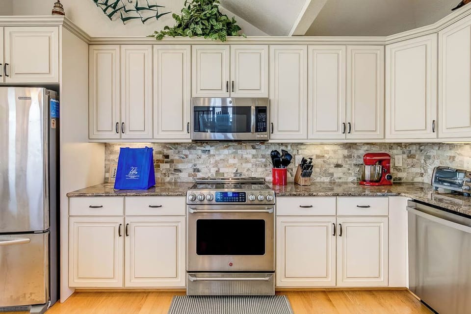 Top-Level Kitchen with Bar (seats 5)