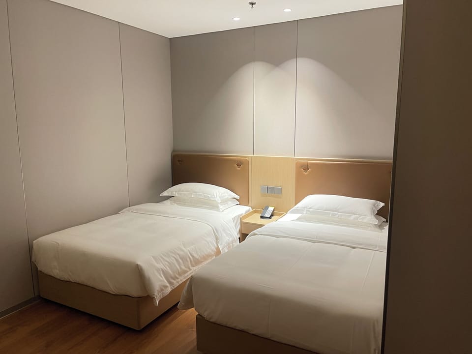 Business Double Room Single Use | Premium bedding, desk, laptop workspace, WiFi (free)