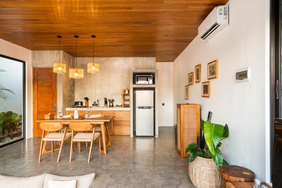 Enclosed living area with AC, smart TV, and sofa – Villa Levante