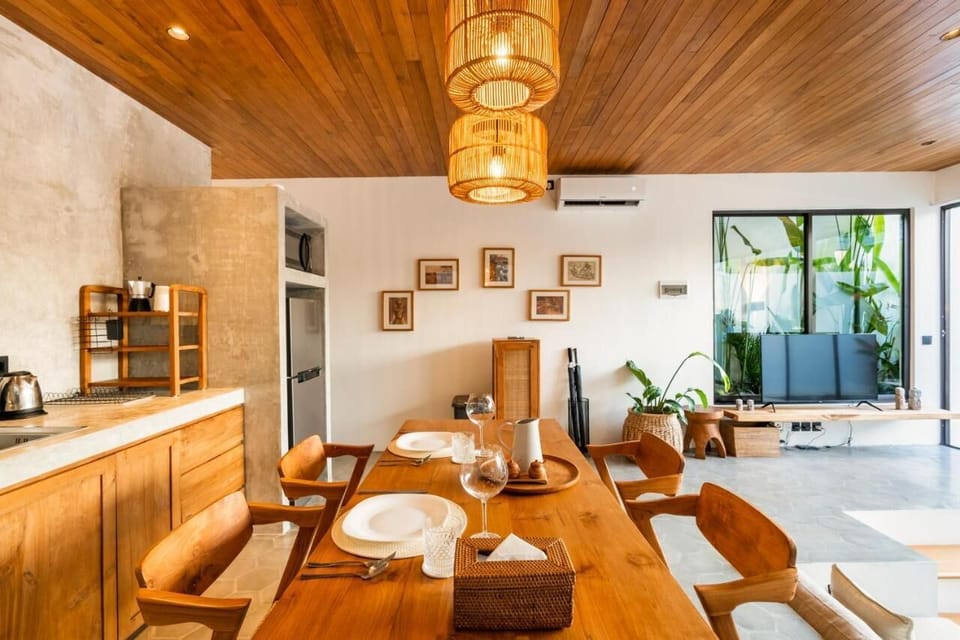 4-seat indoor dining table next to kitchen – Villa Levante