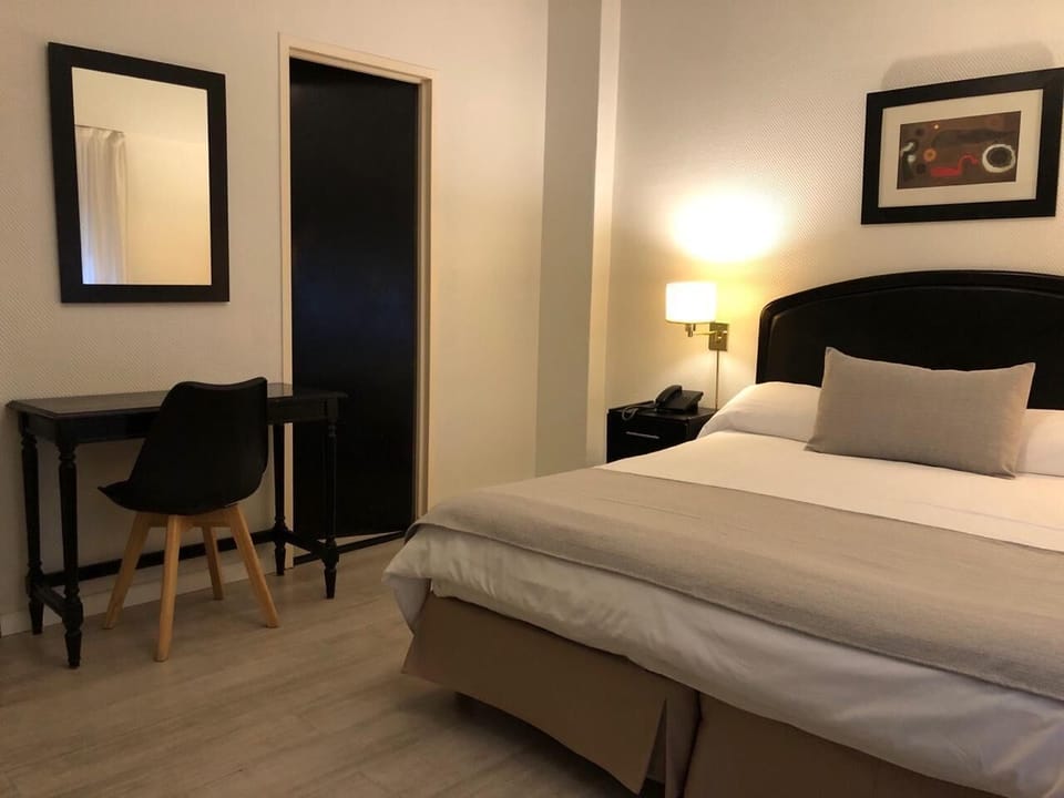 Single Room | In-room safe, desk, free WiFi