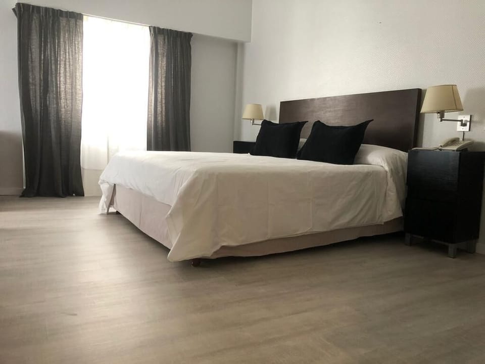 In-room safe, desk, free WiFi