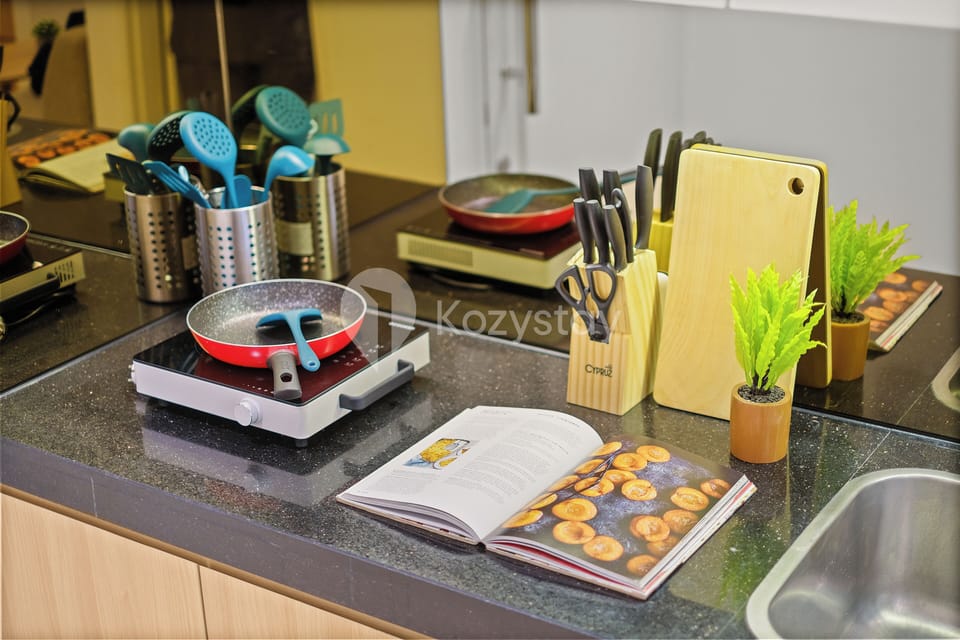 Apartment, 1 Bedroom, City View | Private kitchen | Full-size fridge, microwave, stovetop, cookware/dishes/utensils