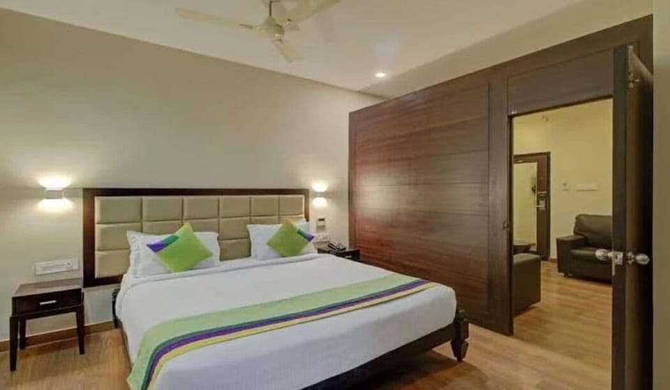 Superior Double Room | In-room safe, soundproofing, iron/ironing board, free WiFi
