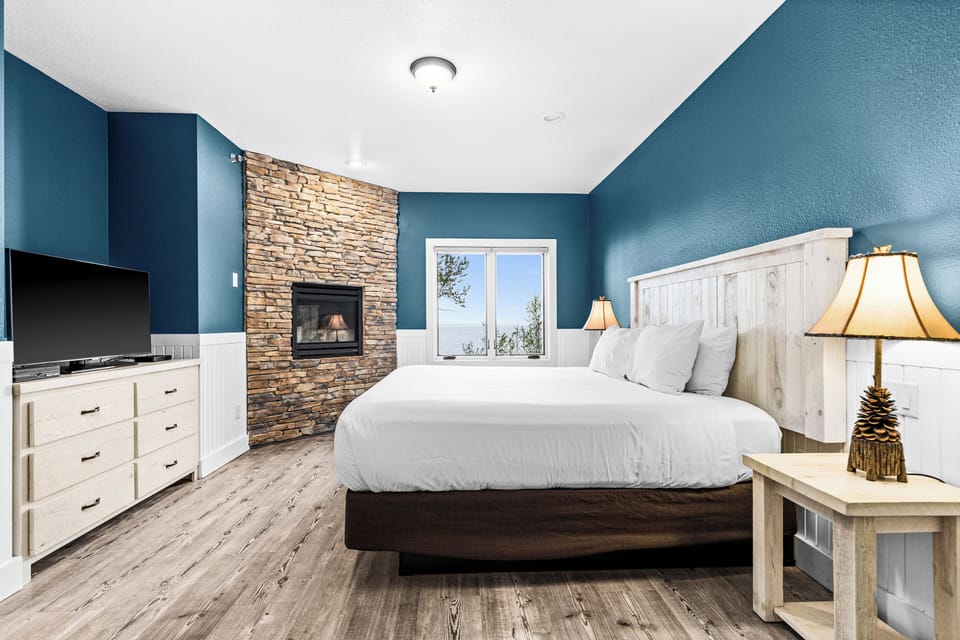 Luxurious king retreat with private lake‑view and soaking tub