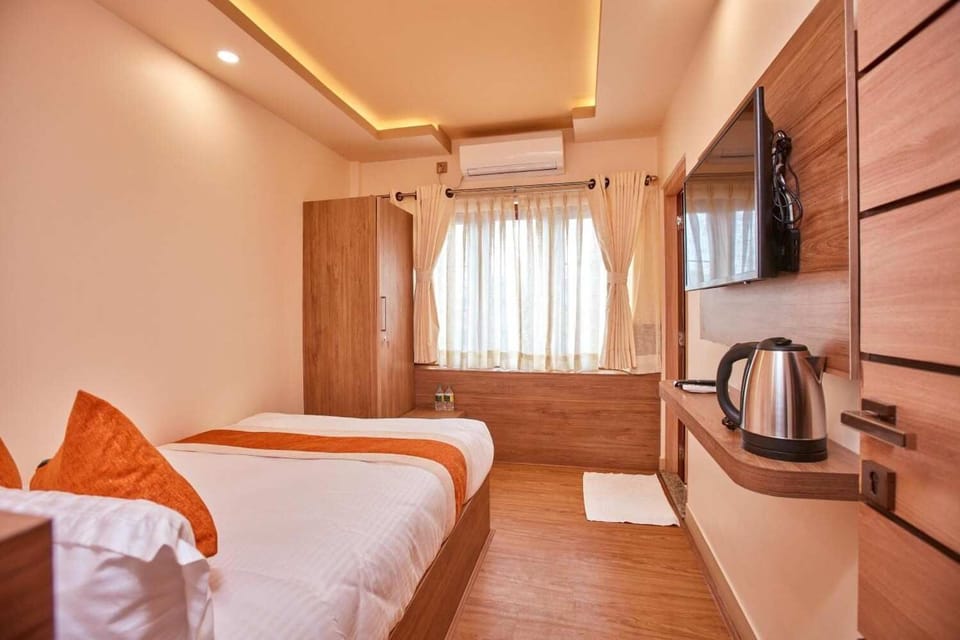 In-room safe, desk, laptop workspace, soundproofing