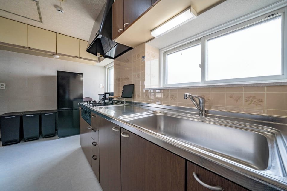 Full-size fridge, microwave, stovetop, electric kettle