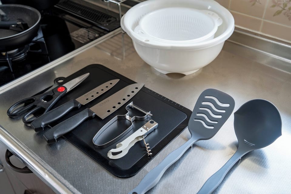 Full-size fridge, microwave, stovetop, electric kettle