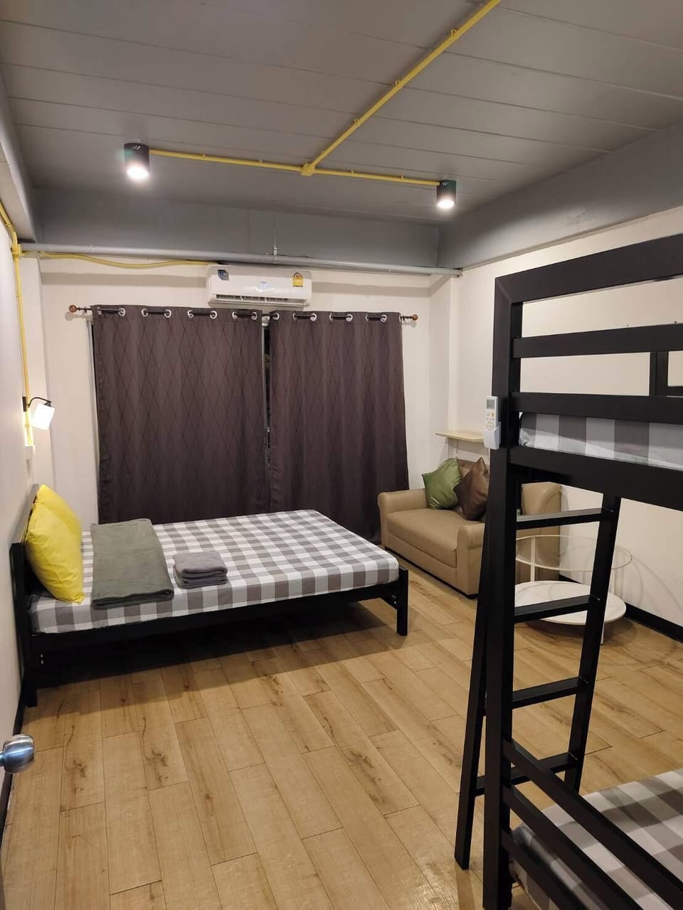 Basic Quadruple Room | Free WiFi, bed sheets