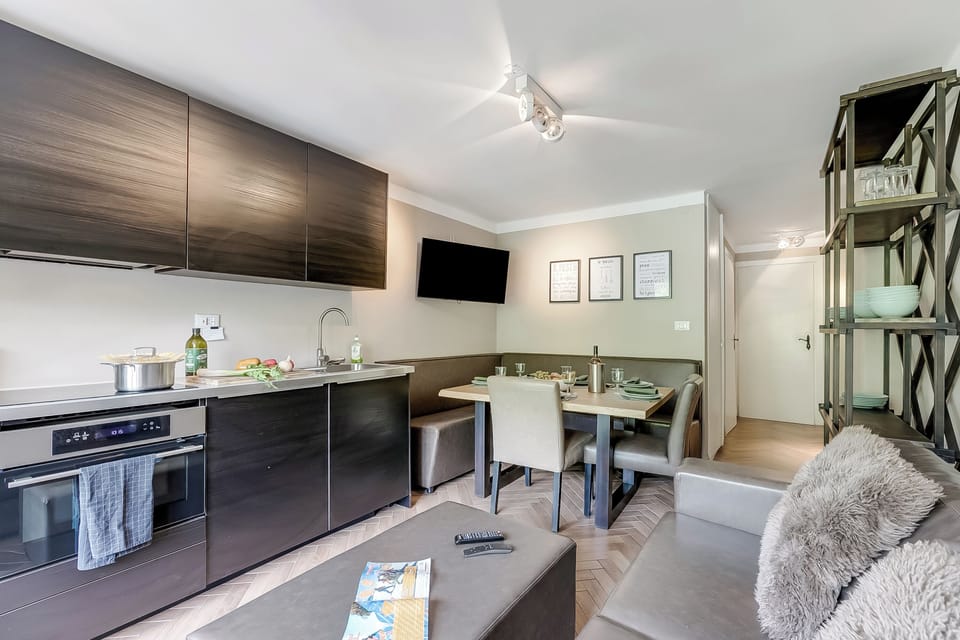Standard Apartment, Multiple Bedrooms, Mountainside (Boutique Apartment Limone Ski In Ski) | Private kitchen | Fridge, microwave, oven, stovetop