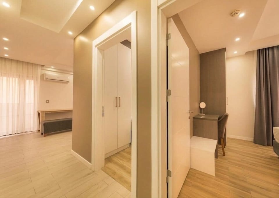 Premium Condo | Desk, laptop workspace, WiFi (free)