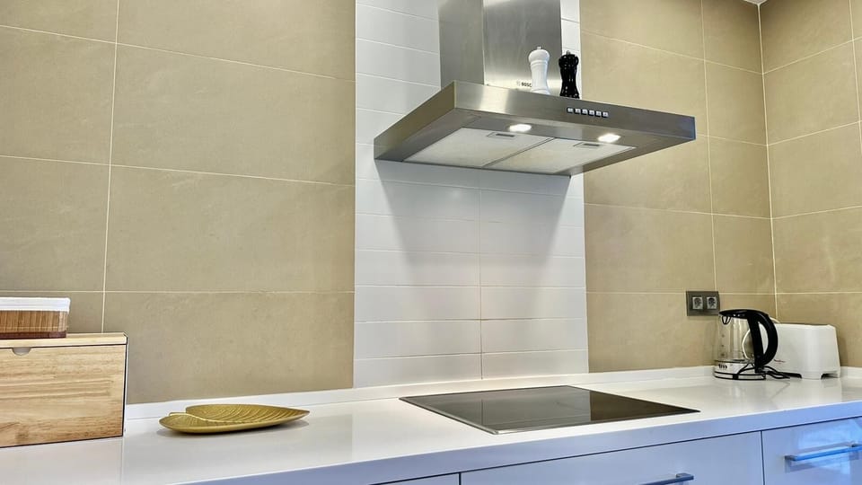 Full-size fridge, oven, stovetop, dishwasher