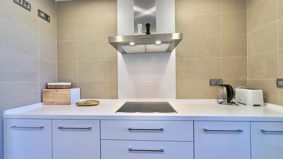 Full-size fridge, oven, stovetop, dishwasher