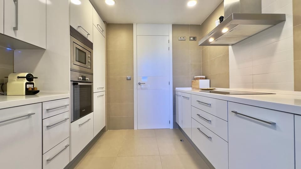 Full-size fridge, oven, stovetop, dishwasher