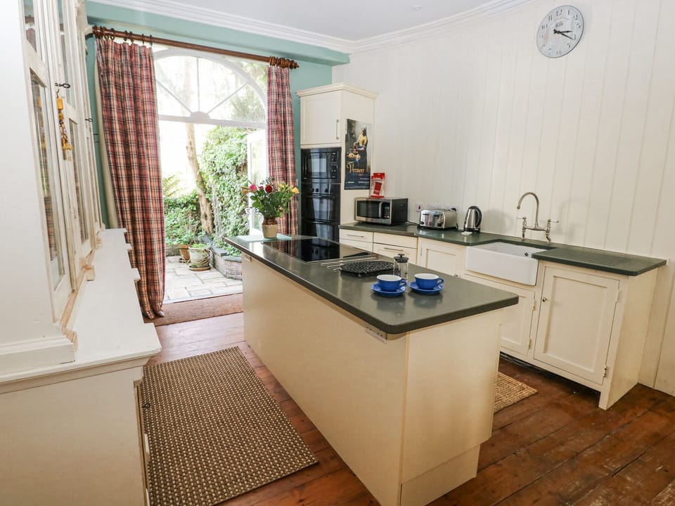 Fridge, microwave, dishwasher, cookware/dishes/utensils