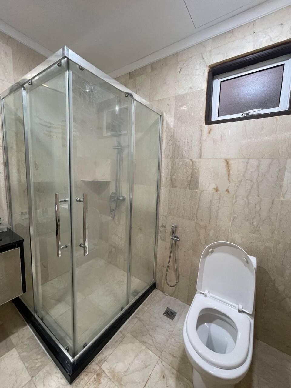 Premium Triple Room | Bathroom | Shower, free toiletries, bidet, towels