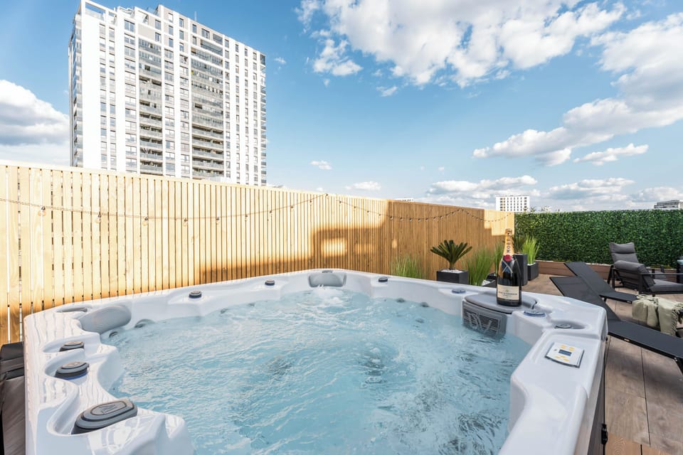 Outdoor spa tub