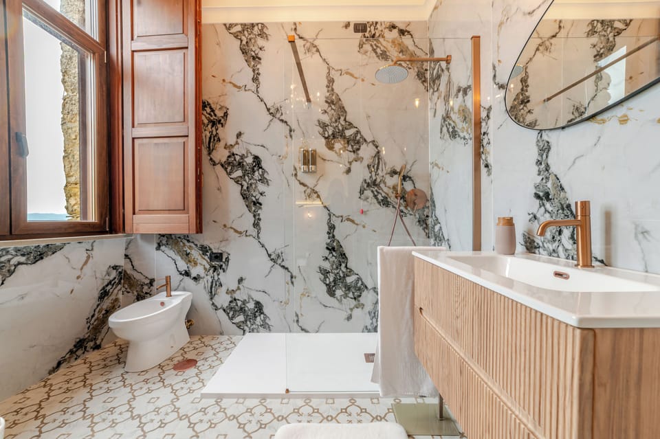 Deluxe Room | Bathroom | Hair dryer, towels, soap, shampoo
