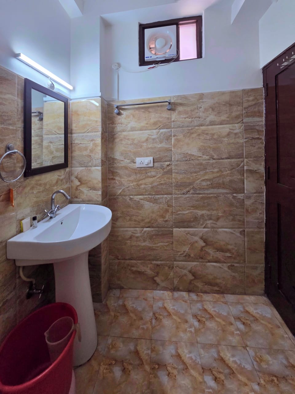 Deluxe Non View Double Bed Room | Bathroom | Shower, free toiletries, slippers, towels