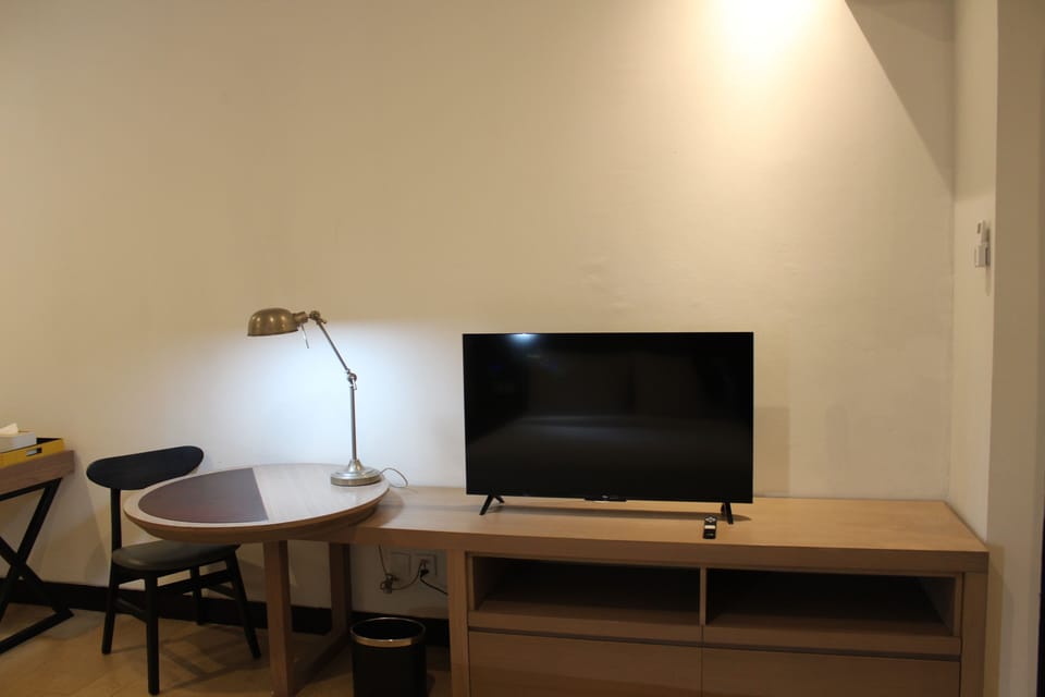 Deluxe Studio | In-room safe, desk, laptop workspace, soundproofing