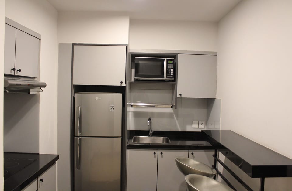 Full-size fridge, microwave, stovetop, cookware/dishes/utensils