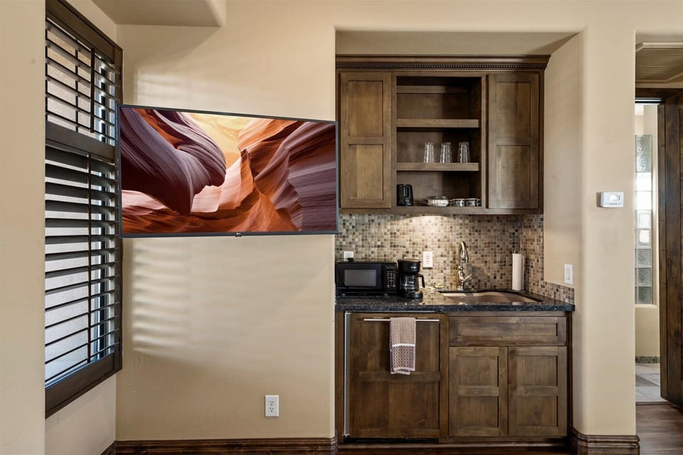 Wet Bar & HDTV