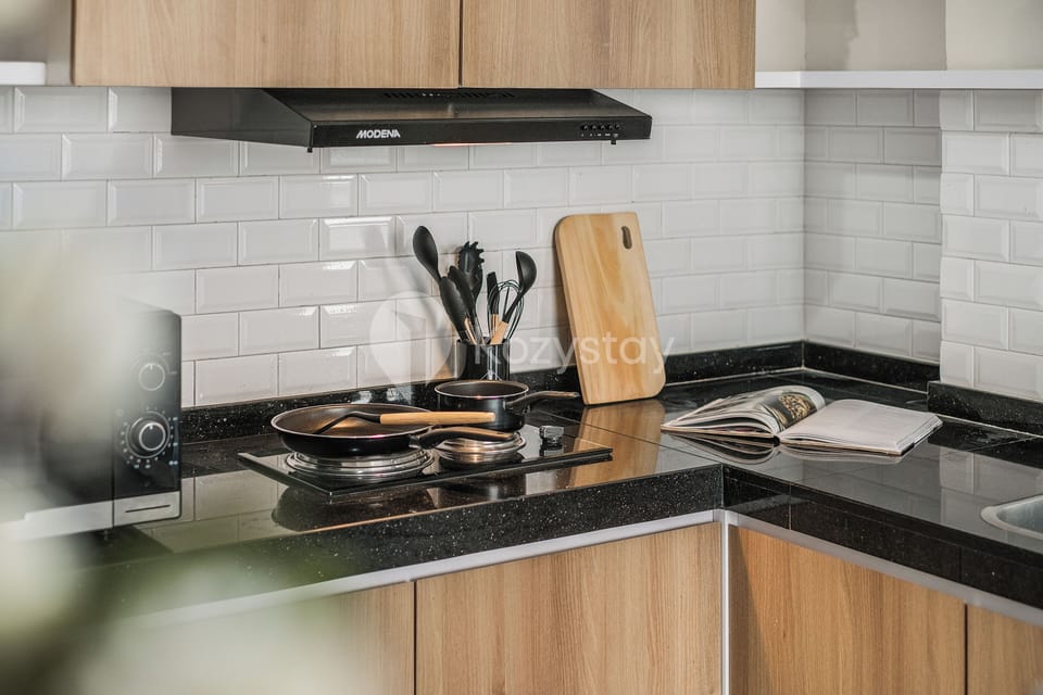 Apartment, 3 Bedrooms, City View | Private kitchen | Full-size fridge, microwave, stovetop, cookware/dishes/utensils
