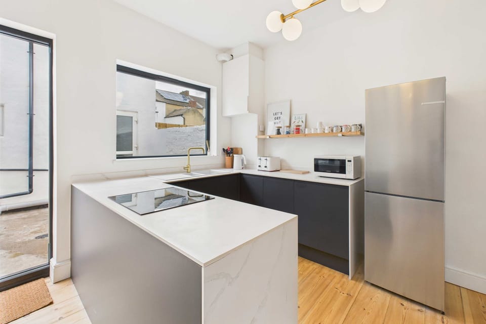 House | 4 bedrooms, desk