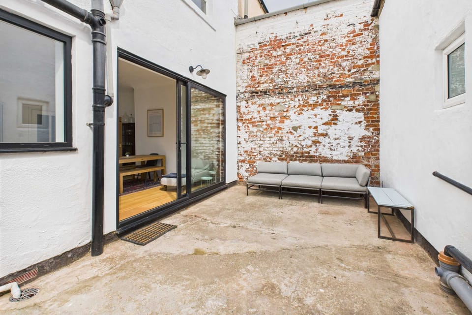 House | 4 bedrooms, desk