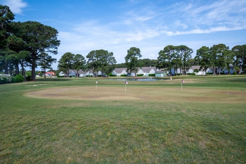 Oak Island Par 3 Golf Course in South Harbor