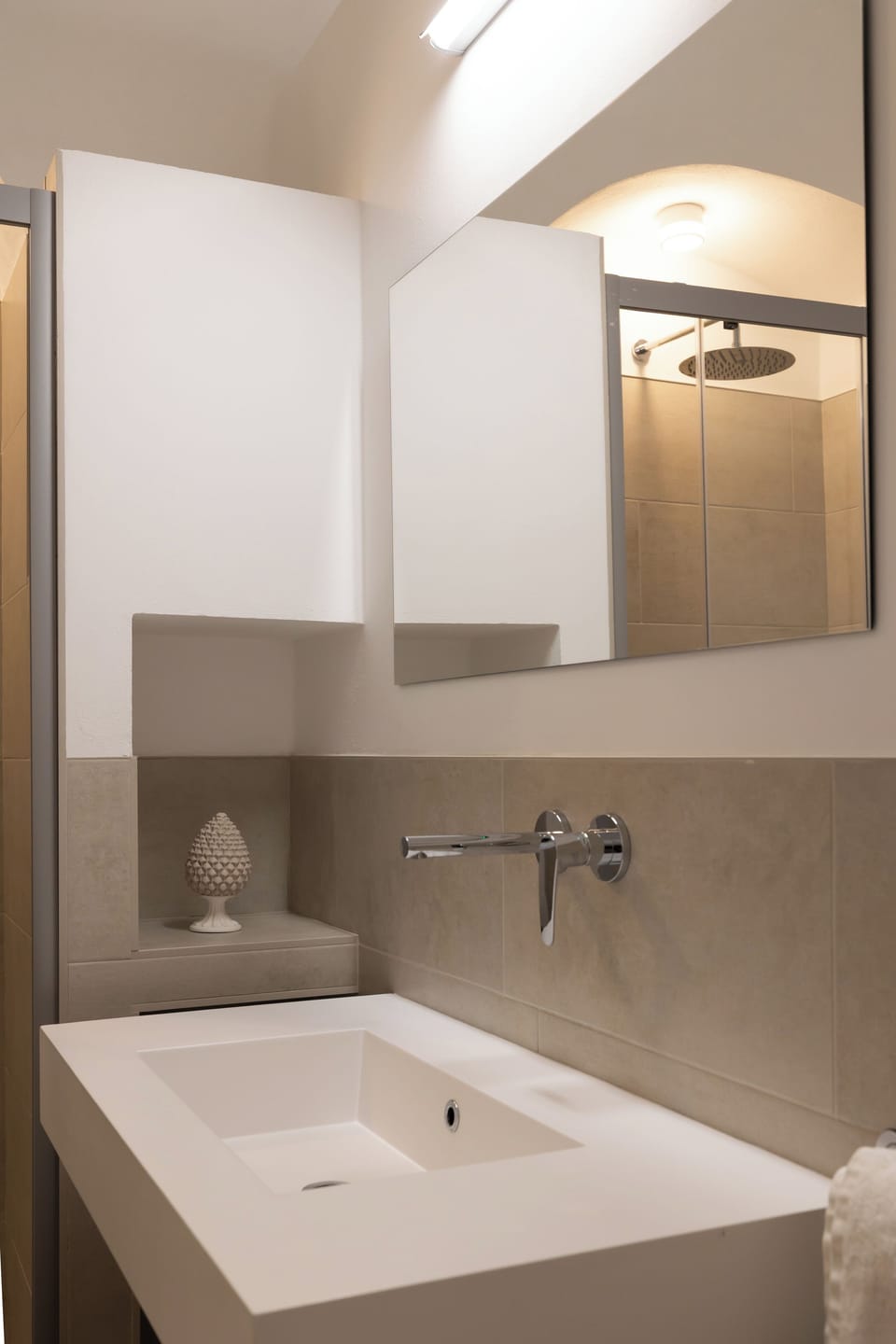 Basic Room | Bathroom | Hair dryer, bidet, soap, shampoo