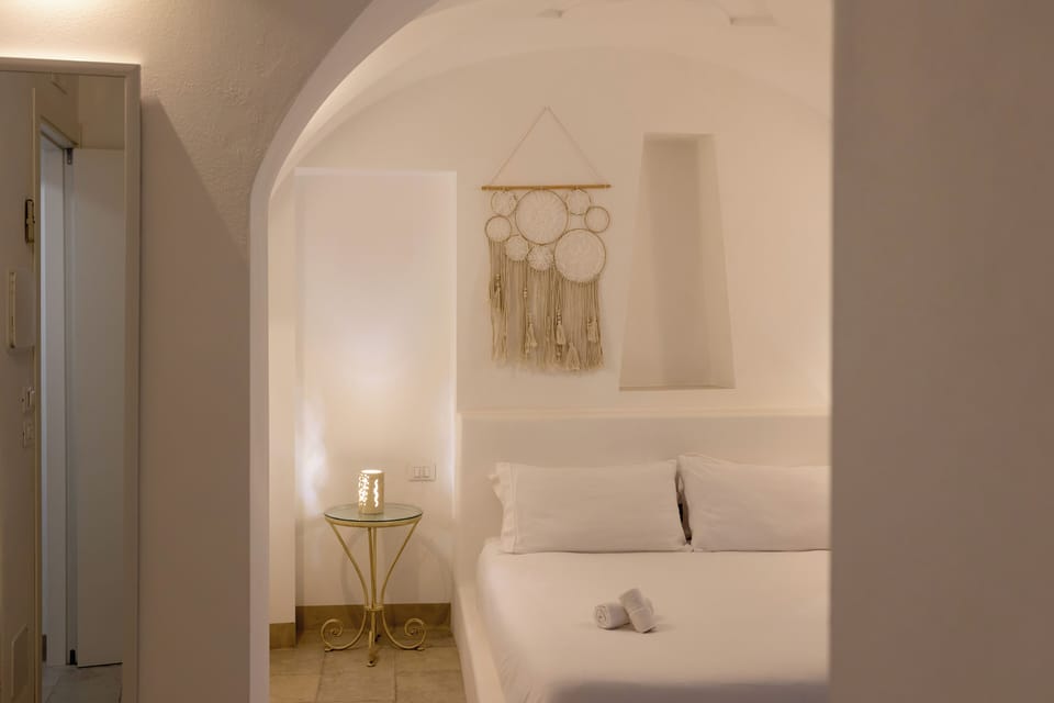Classic Room | In-room safe, individually decorated, individually furnished, desk