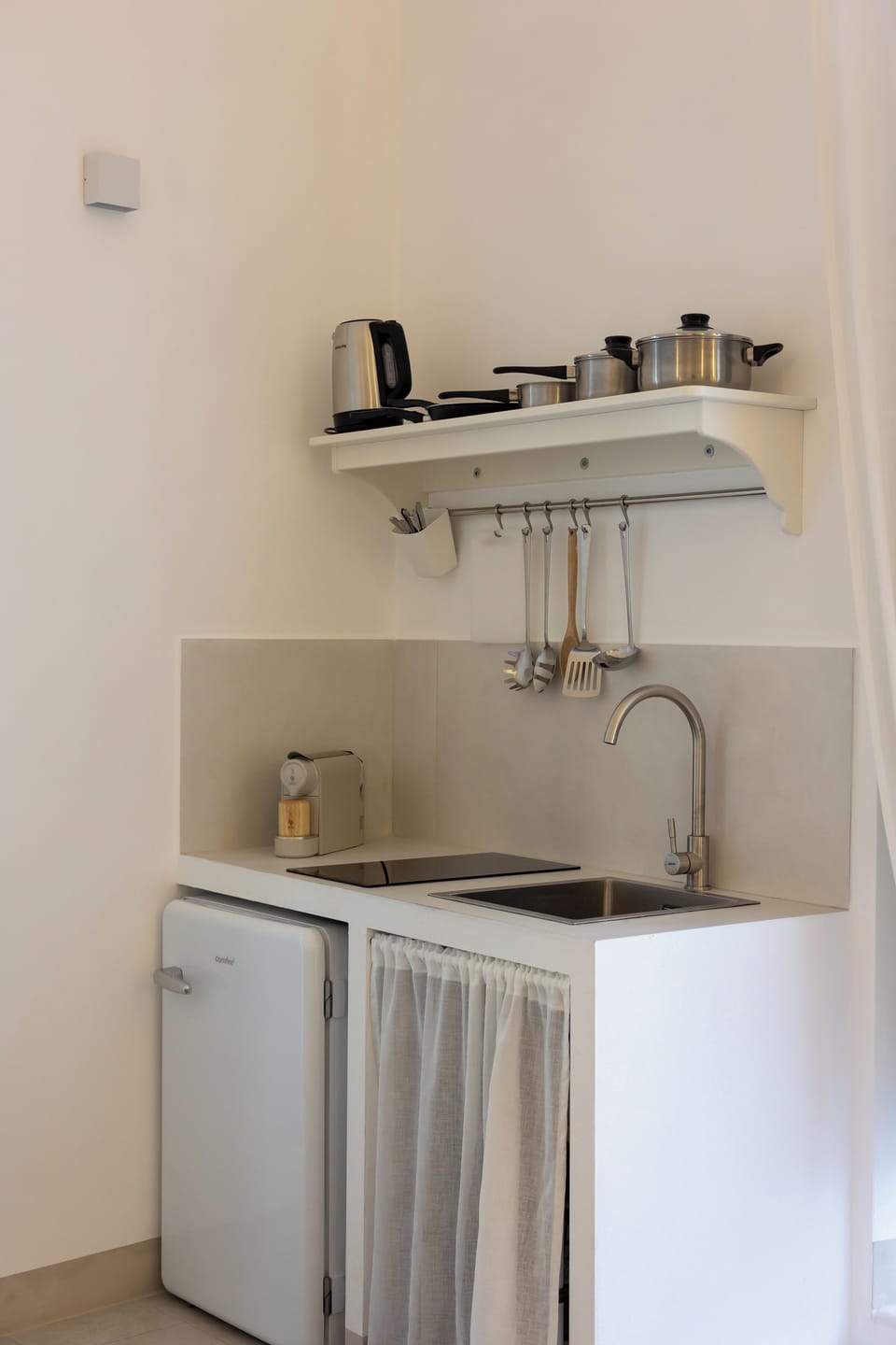 Family Room | Private kitchen | Espresso maker, coffee/tea maker, electric kettle