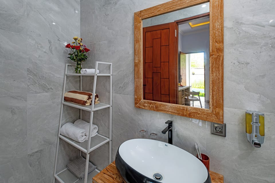 Studio Pool Access | Bathroom | Bidet
