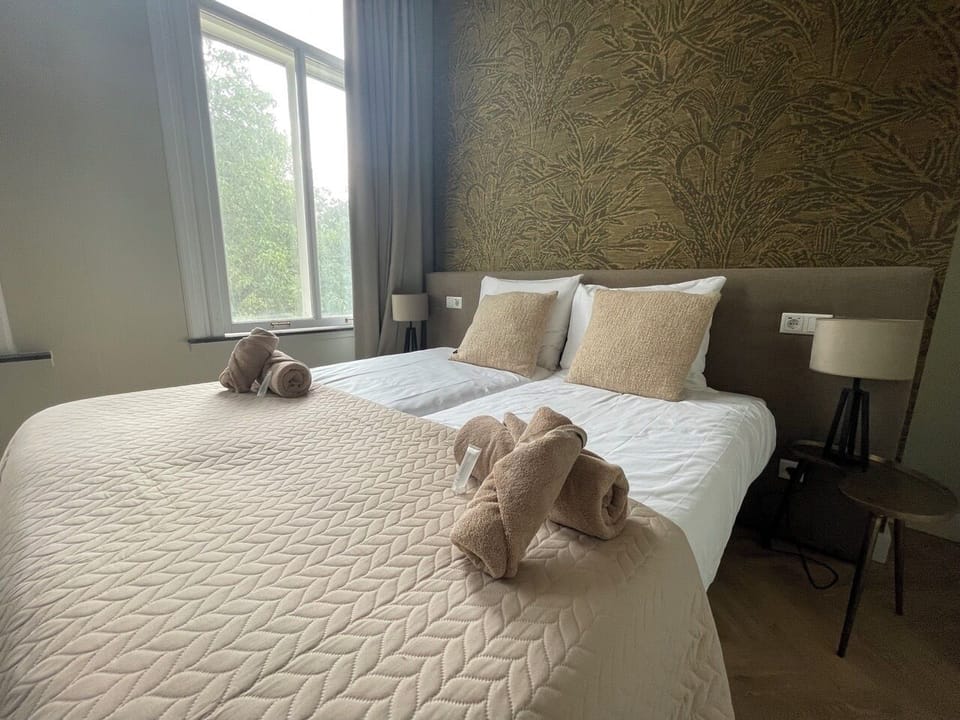 Bright and airy room near attractions – comfort meets tranquility.