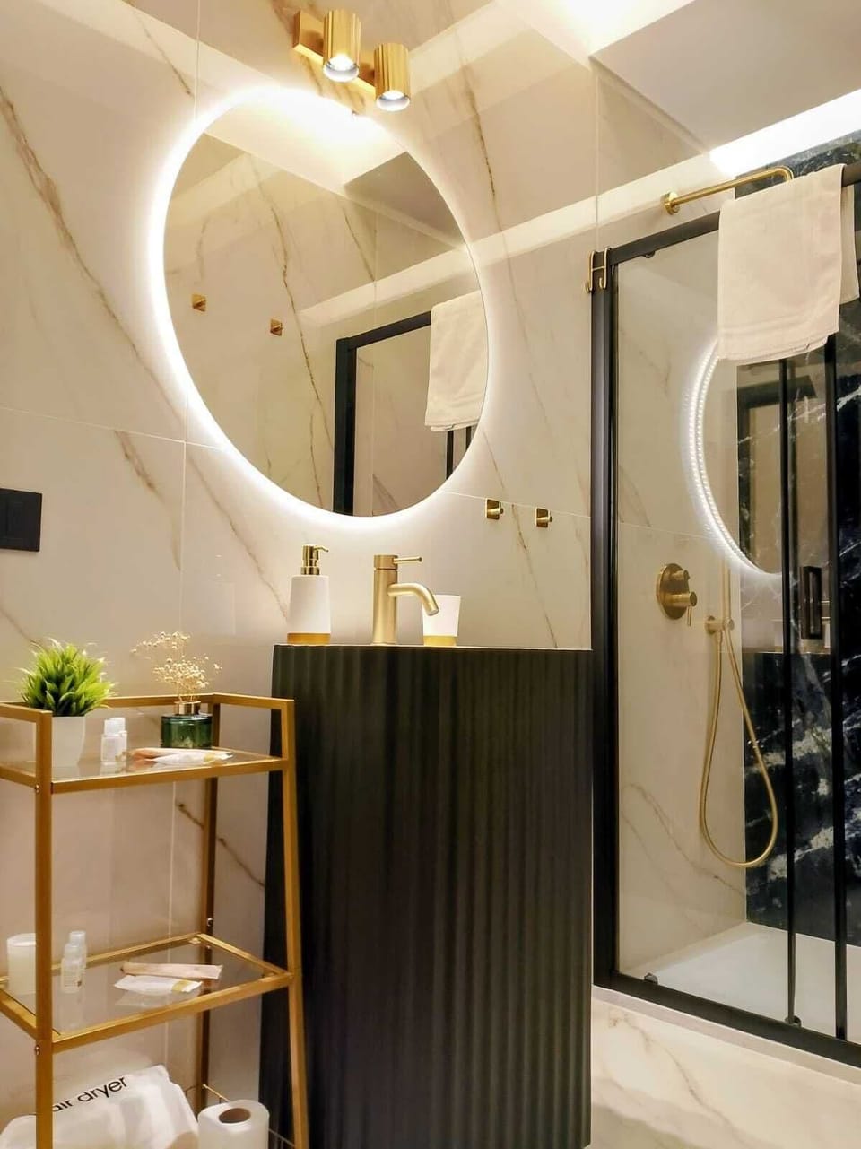 Exclusive Room, City View | Bathroom | Free toiletries, hair dryer, towels, soap
